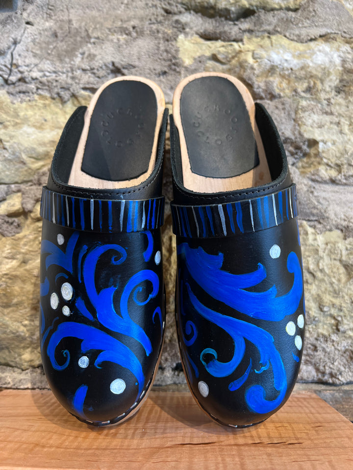 Cuckoo Clogs - Black with Rosemaling